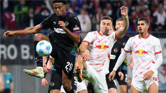 MOrgan Guilavogui (l.) im Zweikampf mit Leipzigs Christoph Baumgartner.