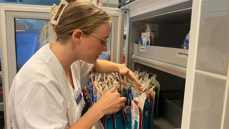 Morgens im Labor: Ohne diese Lebensretter liegt das Stader Krankenhaus lahm MTL Lea Röver sucht die für eine geplante OP zugewiesenen Blutkonserven aus dem Kühlschrank.