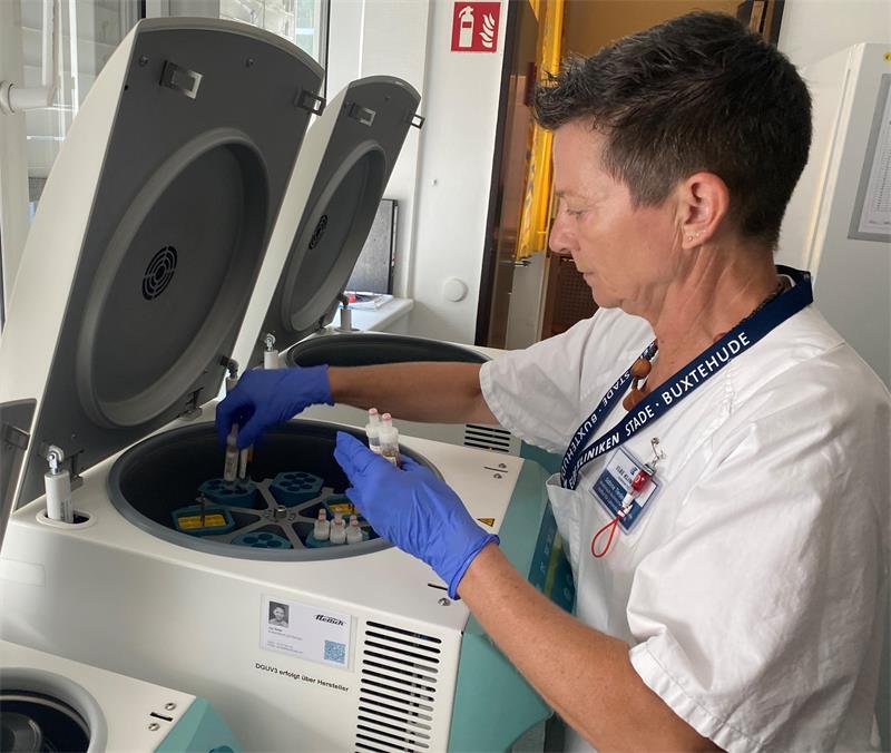 Morgens im Labor: Ohne diese Lebensretter liegt das Stader Krankenhaus lahm MTL Sabine Tiedemann bestückt die Zentrifuge mit den frisch angekommenen Blutproben.