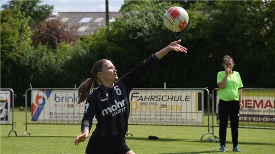 MTV-Faustballerin Svea Poppe beim Aufschlag.