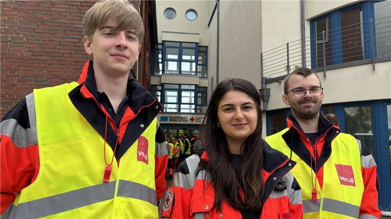 Machen eine Ausbildung zum Notfallsanitäter beim DRK und nahmen am Streik teil (von links): Lasse Laue, Melike Özkök und Christian Hühnke.