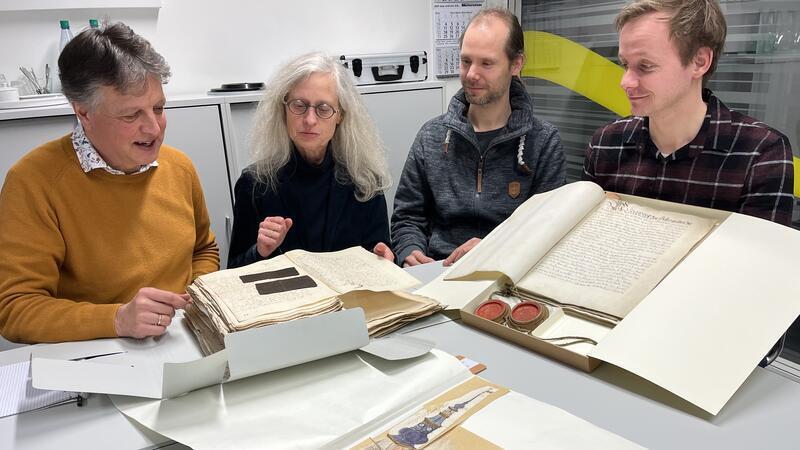 Macher der Schwedenzeit-Ausstellung im Staatsarchiv Stade: Thomas Bardelle, Beate-Christine Fiedler, Malte de Vries und Lukas Weichert (von links). Ab Sonnabend können Archivalien bewundert werden.