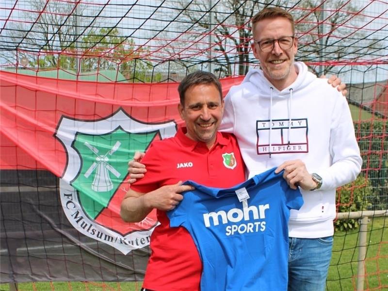 Mohr-Sports-Cup: 76 Nachwuchsteams beim Riesen-Turnier in Mulsum Macher des Turniers: Andreas Block (links), Vorsitzender des FC Mulsum/Kutenholz, und Björn Schmitz von Mohr Sports.
