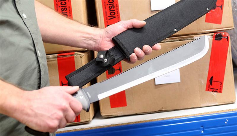 Mit Machete bewaffnete junge Frau läuft durch Bremerhaven Macheten, auch Buschmesser genannt, gibt es in verschiedenen Ausführungen (Symbolbild). Foto: Roland Weihrauch/dpa