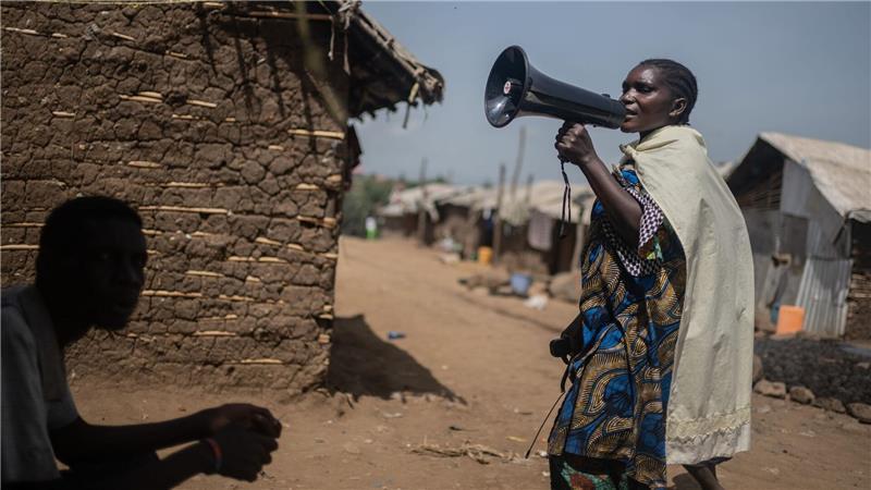 Machozi Naumi macht in einem Lager auf dem Gelände des ISP (Institut Supérieur Pédagogique) der Stadt Bunia, in dem Binnenvertriebene leben, auf Ebola aufmerksam.