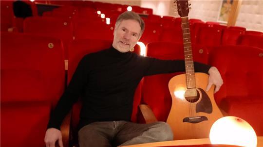 Macht seit 37 Jahren Musik und hat die Gitarre oft in greifbarer Nähe: Niko Lampio alias Du, Herr Lampio.