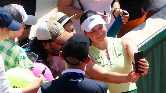 Machte nach ihrem Sieg ein Selfie mit den Fans: Eva Lys.