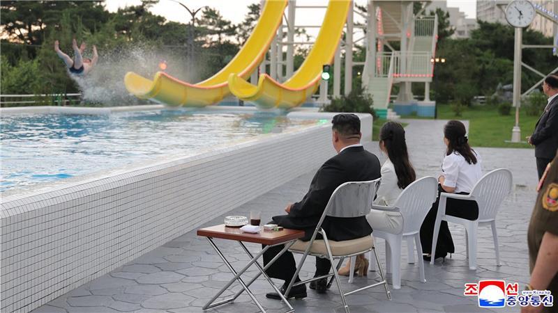 Kim Jong Un weiht Tourismusresort ein Machthaber Kim Jong Un weiht eine neue Touristenanlage an der nordkoreanischen Ostküste ein.