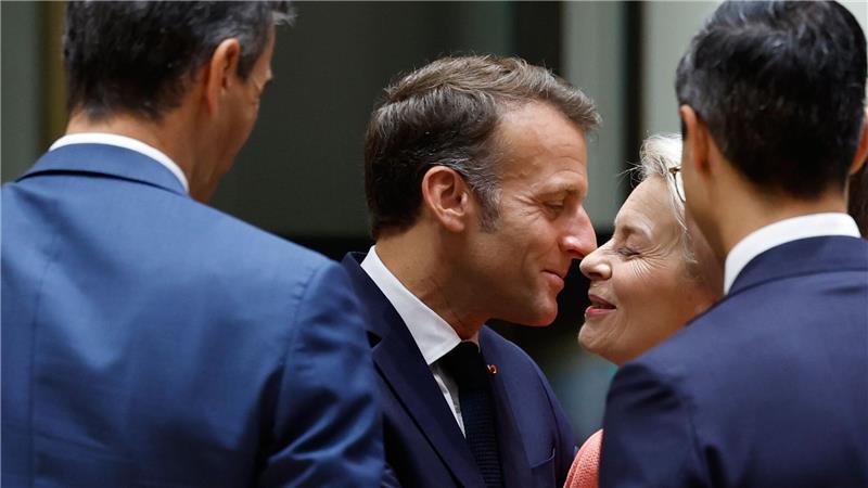 Macron steht an der Seite des Kanzlers.