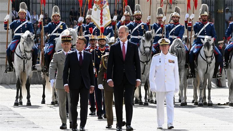 Macron wurde in Madrid mit militärischen Ehren empfangen.