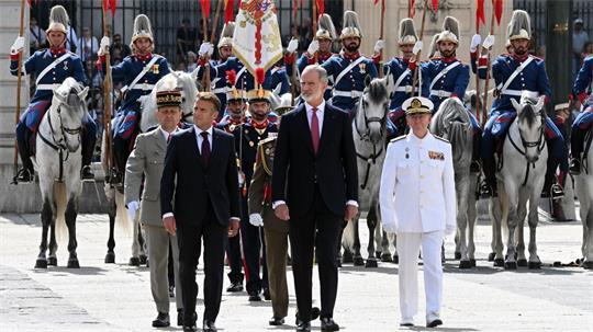 Macron wurde in Madrid mit militärischen Ehren empfangen.