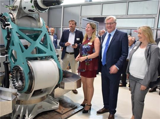 Made in Germany: Ein Roboter des Fraunhofer-Instituts soll Arbeitsabläufe automatisieren. Bernd Althusmann, Melanie Rost-Reinecke (rechts) und Birgit Butter (links neben ihm) zeigten sich beeindruckt. Foto: Strüning