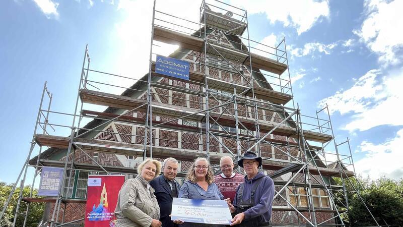 Restaurierung: Sie retten das prächtige Bauernhaus im Alten Land Madeleine Göhring, Jan Diekmann, Denkmaleigentümerin Birgit Mählmann, Bodo Vogel und Ralf Mählmann (von nlinks) bei der Übergabe des Fördervertrags für die Restaurierung des Schmuckgiebels des Denkmals Stellmacherstraße 14 in Neuenfelde.
