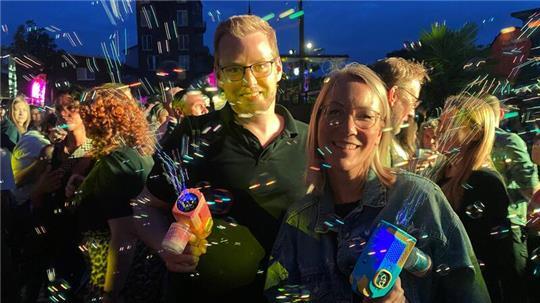 Madeleine Hummer und Hendrik Schuldt versprühen mit ihren Seifenblasenmaschinen schillernde Partystimmung.