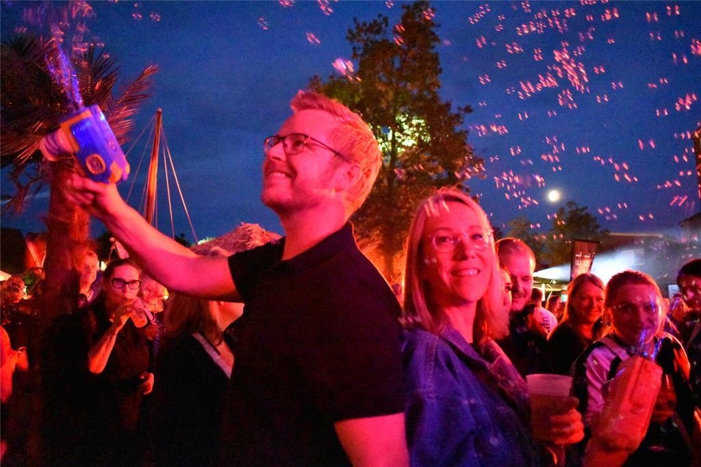 Madeleine Hummer und Hendrik Schuldt versprühen mit ihren Seifenblasenmaschinen ...