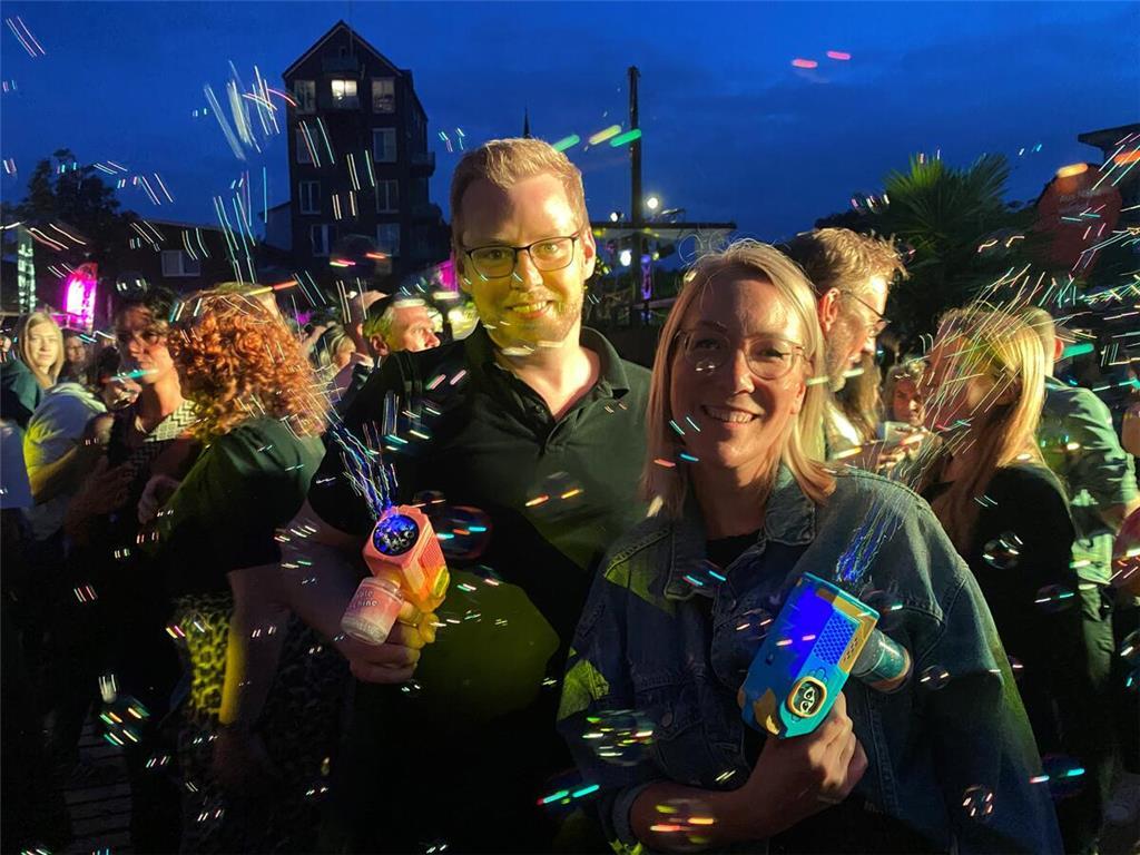 Madeleine Hummer und Hendrik Schuldt versprühen mit ihren Seifenblasenmaschinen ...