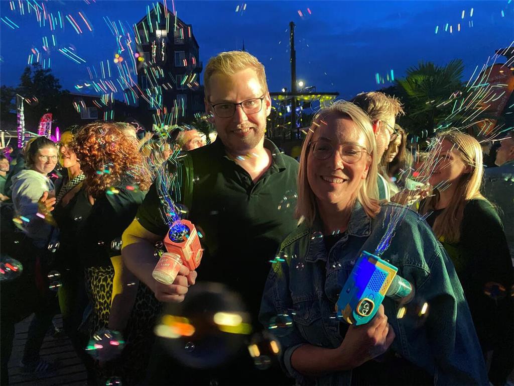 Madeleine Hummer und Hendrik Schuldt versprühen mit ihren Seifenblasenmaschinen ...
