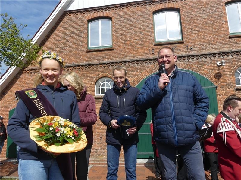 Das ist los beim Blütenfest in Drochtersen und Dornbusch Madeleine Maaß aus Dornbusch wird am Wochenende ihre Krone abgeben, eine neue Blütenkönigin wird in Dornbusch gewählt. Foto: Knappe