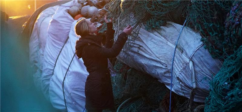 Madeleine von Hohenthal begutachtet alte Fischernetze , die Taucher im Auftrag einer Meeresschutzorganisation geborgen haben. Aus den Netzen fertigt die Unternehmerin im großen Stil Armbänder. Fotos Bracenet