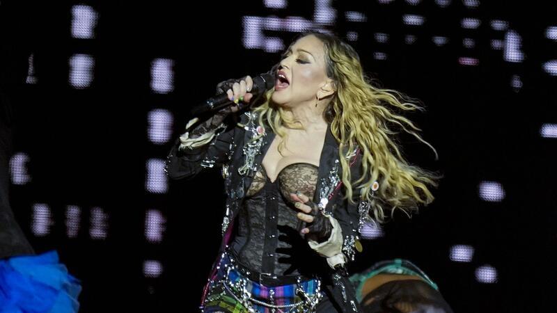 Madonna tritt in der letzten Show ihrer „The Celebration Tour“ am Strand der Copacabana auf.