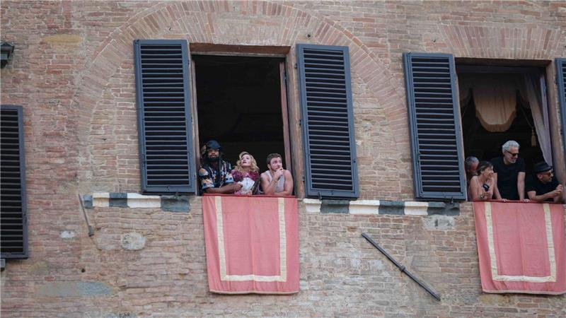 Madonna feiert 67. Geburtstag beim Pferderennen in Italien Madonna verfolgte an ihrem 67. Geburtstag das „Palio di Siena“.