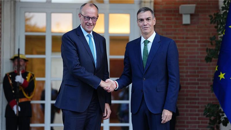 Madrid: Bundeskanzler Friedrich Merz wird von Spaniens Ministerpräsident Pedro Sanchez empfangen. 