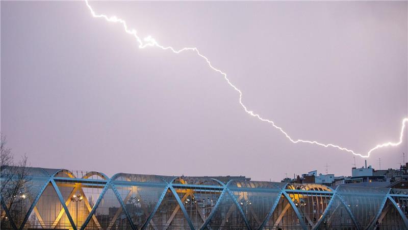 Madrid: Ein Blitz entlädt sich während des Sturms „Martinho“ über der Perrault-Brücke am Fluss Manzanares.