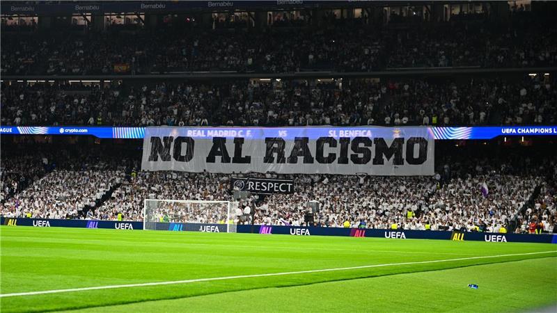 Madrider Fans antworteten nach dem Rassismus-Vorfall im Hinspiel mit diesem Banner.