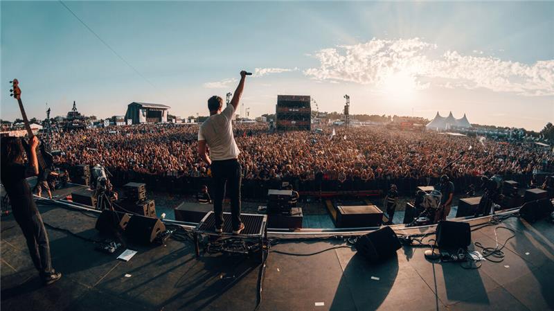 Der Timetable ist da: Was man zum Deichbrand-Festival wissen muss Madsen heizte im Jahr 2022 dem Deichbrand-Publikum vor einer der Main Stages ein. Foto: Patrick Schulze/Deichbrand