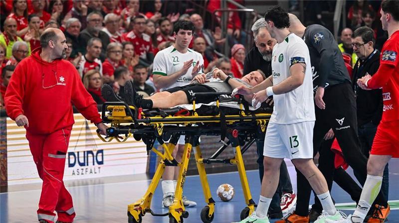 Nach Kollaps: Handball-Schiedsrichter auf Weg der Besserung Madsen wird nach seinem Zusammenbruch aus der Halle gebracht.