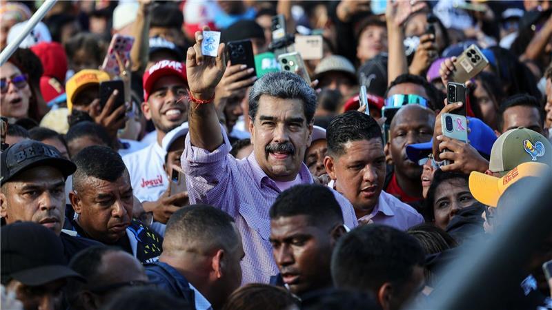 Maduro präsentiert Bild des Heiligen Hernández bei Jugendkundgebung in Venezuela