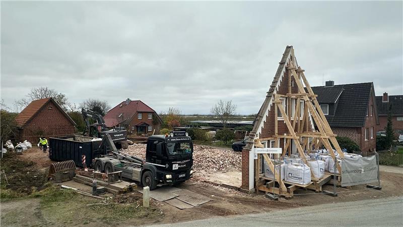 Altländer Baukultur: Neue Mauern hinter alter Mittelnkirchener Fassade Mächtige Balken sichern die historische Fassade im Ort 5 in Mittelnkirchen.