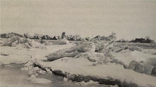 Mächtige Eisschollen treiben in den 1940er Jahren im Winter auf der Elbe.