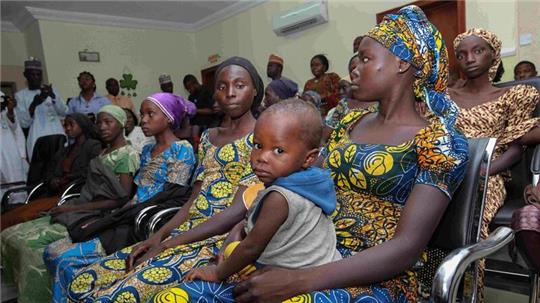 Mädchen aus Chibok, die zuvor aus der Hand islamistischer Extremisten befreit worden waren. (Archiv)