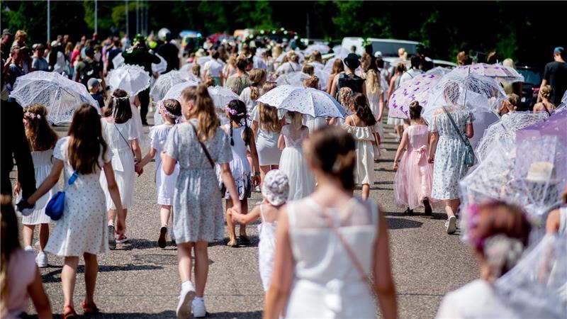 Mädchen dürfen beim Wildeshauser Kinderschützenfest nur als „Ehrendame“ teilnehmen und die Kette des Kinderkönigs polieren.
