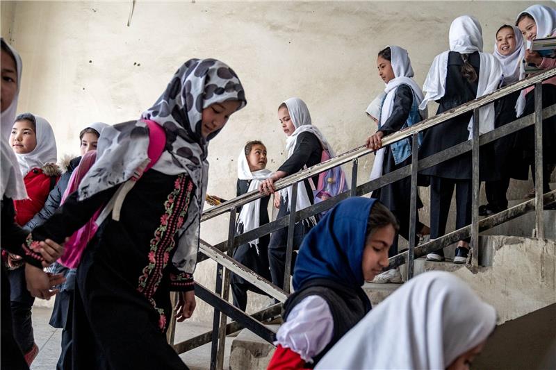 UN fordern Taliban zu Öffnung von Mädchenschulen auf Mädchen gehen im Treppenhaus einer Schule. Angesichts des Verbots von Mädchenbildung in weiterführenden Schulen in Afghanistan vor zwei Jahren haben die Vereinten Nationen die dort regierenden Taliban dazu aufgefordert, höhere Mädchenschulen wieder zu öffnen.