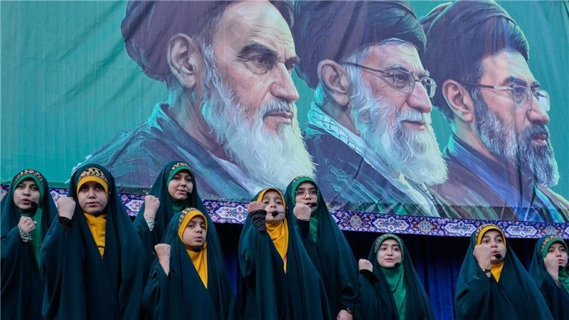 Mädchen nehmen im Iran an einer staatlich organisierten Kundgebung zum Geburtstag von Imam Reza teil. (Archivbild)