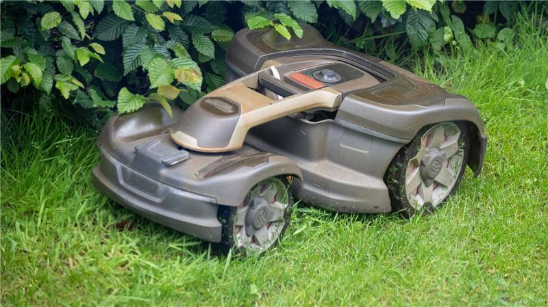 Mähroboter sind vielen Gartenliebhabern lieb als Helfer. Doch sie sind gefährlich für Wildtiere. (Symbol-Foto). 