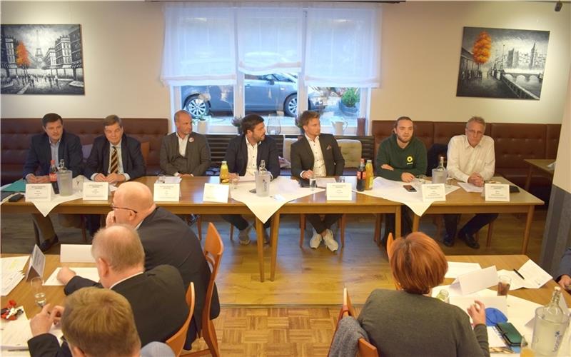 Männer an die Macht: In Fredenbeck diskutieren Oliver Grundmann, Enak Ferlemann (beide CDU), Kai Koeser, Daniel Schneider (beide SPD), Steven Hermeling (FDP), Claas Goldenstein und Stefan Wenzel (beide Grüne, von links). Der zweite FDP-Kand