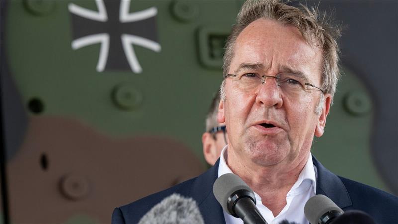 Männer der Altersgruppe 17 bis 45 brauchen nach Angaben von Verteidigungsminister Boris Pistorius (SPD) keine Genehmigung für lange Auslandsaufenthalte. 