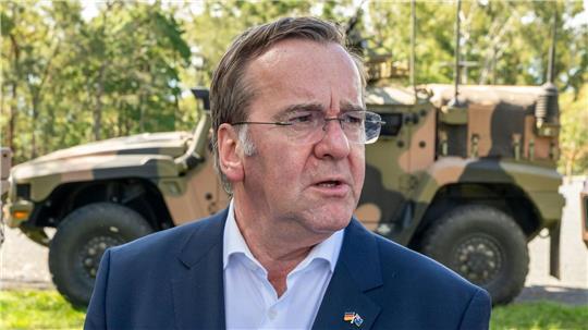 Männer der Altersgruppe 17 bis 45 brauchen nach Angaben von Verteidigungsminister Boris Pistorius (SPD) keine Genehmigung für lange Auslandsaufenthalte. (Archivbild)