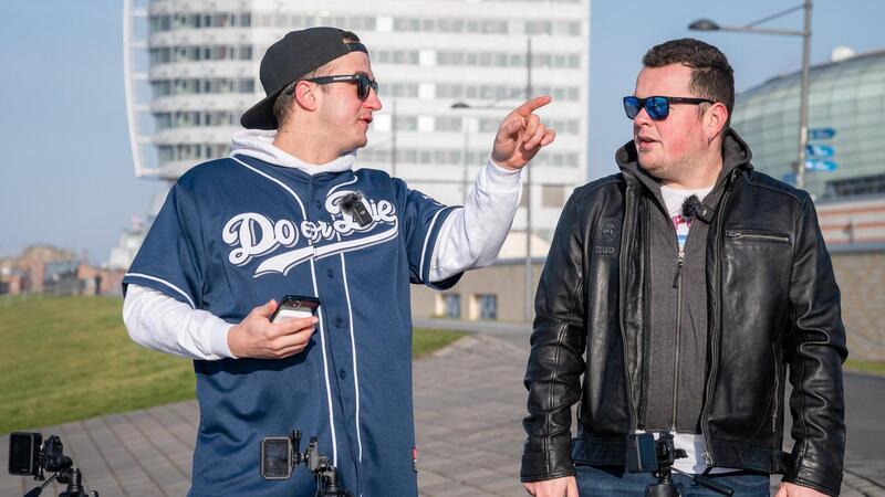 TikTok-Stars auf Tour: Erste Termine von Comedy-Duo fast ausverkauft Männer, die aufs Wasser starren: Joschka Traue (links) und Nico Flathmann geben ihre Tourtermine bekannt.