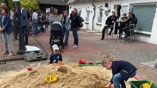 Männer in schwarzer Motorradkluft hatten sich anlässlich des Kahnfestes um den Stehtisch bei der Seitentür versammelt und dabei guten Überblick über den Trubel auf dem alten Schulhof.