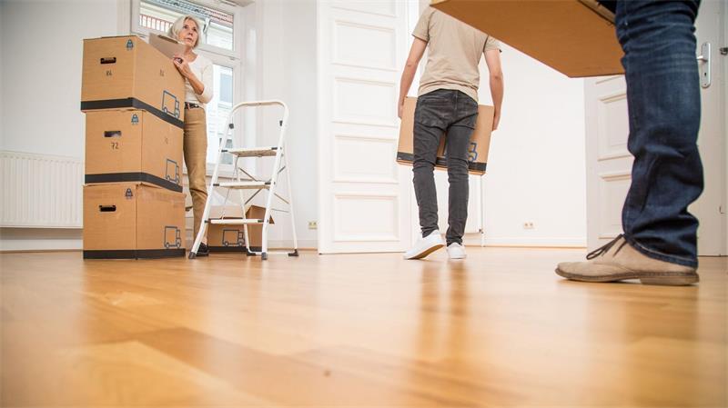 Männer sind beim Auszug aus dem Elternhaus im Schnitt älter als Frauen. (Symbolbild)