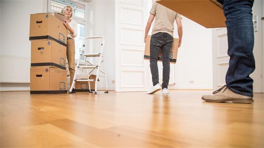 Männer sind beim Auszug aus dem Elternhaus im Schnitt älter als Frauen. (Symbolbild)