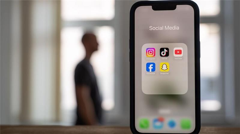 Männer sind laut einer Expertin eher bereit, intime Aufnahmen an Fremde zu schicken. (Symbolbild)