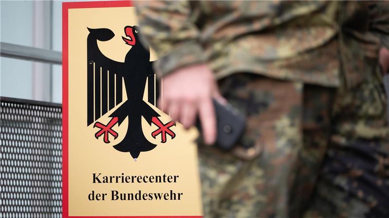 Männer sollen sich bei längeren Auslandsaufenthalten beim Karrierecenter der Bundeswehr abmelden. (Archivbild)