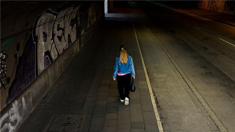 Männer und Frauen unterscheiden sich beim subjektiven Sicherheitsempfinden deutlich: Während sich 56 Prozent der Männer sicher fühlen, sind es bei den Frauen nur 45 Prozent. (Symbolbild)