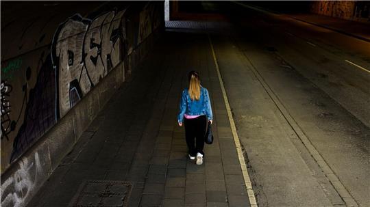 Männer und Frauen unterscheiden sich beim subjektiven Sicherheitsempfinden deutlich: Während sich 56 Prozent der Männer sicher fühlen, sind es bei den Frauen nur 45 Prozent. (Symbolbild)