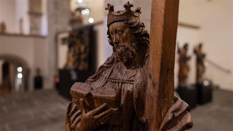 Männlicher Vollbart, aber feingliedrige Finger und weibliche Brust - die Heilige Wilgefortis ist eine androgyne Legendenfigur.